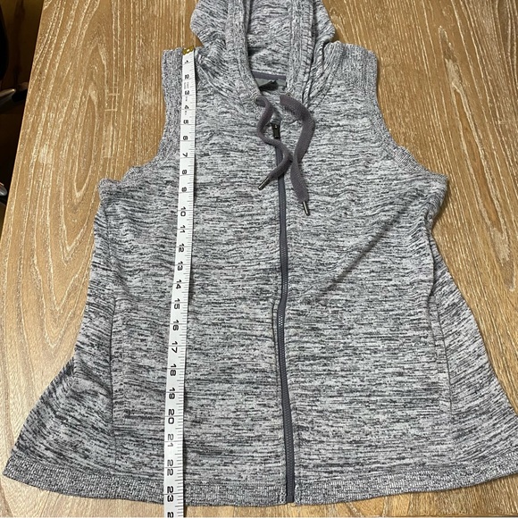 Athleta Women's Blissful Balance Vest Open Back Hooded Size Ex Small Grey Zip Up - Picture 14 of 15